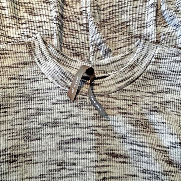 TUNIC, LONG LENGTH, COLOUR: ALMOST WHITE & LIGHT GREY, SIZE 5X, MADE IN CANADA!, - Picture 1 of 11